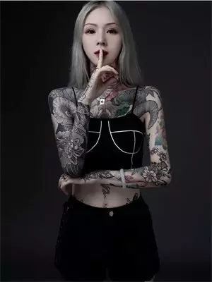 小三在我家客厅挂她婚纱照，我让物业当她面全部拆了